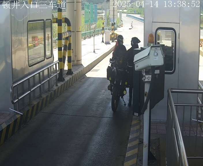 顿井入口三车道 (服务器)_001_2025-04-14-13-38-53.jpg 顿井入口三车道 (服务器)_001_2025-04-14-13-38-53.jpg